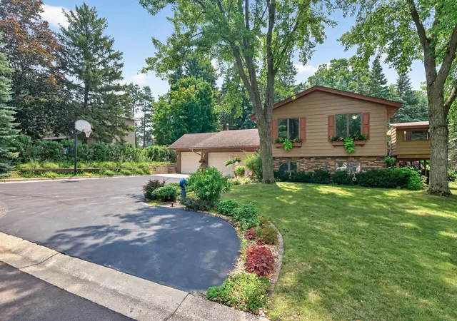 Photo 2 of Sale Pending at 1838 Kathryn Cir, Saint Paul, MN 55122 | MLS# 7113130 | Listing updated on 2026-08-19