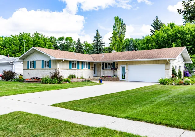 2nd image of 1217 Oak St N, Fargo, ND 58102 | MLS# 7113180