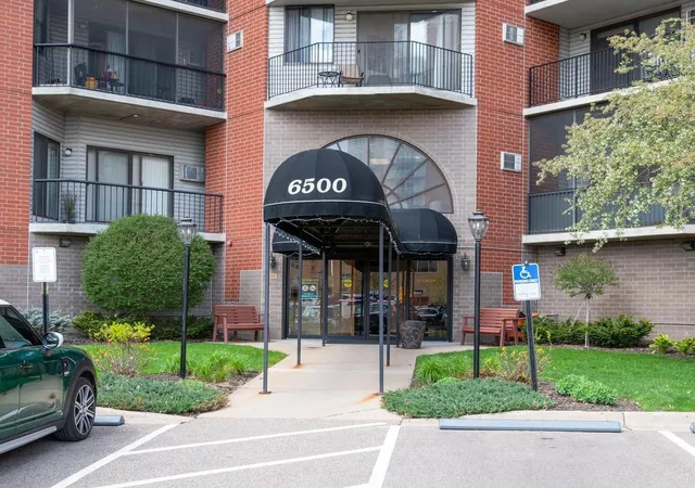 Photo 2 of Condo for sale at 6500 Woodlake Dr #914, Minneapolis, MN 55423 | MLS# 7113301 | Listing updated on 2026-07-22
