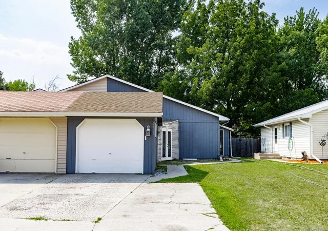 Townhouse for sale at 2321 Country Clb Pkwy, Moorhead, MN 56560 | MLS# 7113380