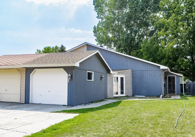 Photo 2 of Townhouse for sale at 2321 Country Clb Pkwy, Moorhead, MN 56560 | MLS# 7113380 | Listing updated on 2026-09-22