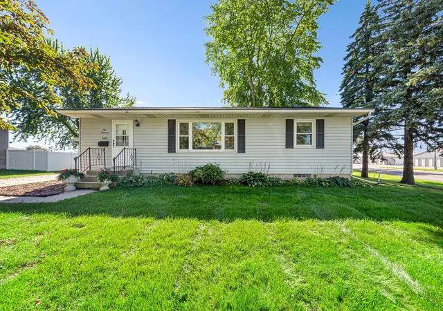 Photo 2 of Single family home for sale at 500 13th Avenue SE, Waseca, MN 56093 | MLS# 7113429 | Listing updated on 2026-10-21