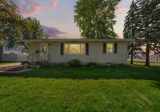 Photo 3 of Single family home for sale at 500 13th Avenue SE, Waseca, MN 56093 | MLS# 7113429 | Listing updated on 2026-10-21