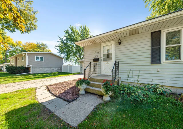 Photo 4 of Single family home for sale at 500 13th Avenue SE, Waseca, MN 56093 | MLS# 7113429 | Listing updated on 2026-10-21