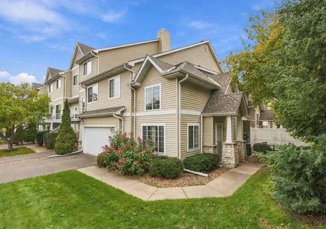 Photo 1 of Single family home for sale at 556 Willoughby Way W, Hopkins, MN 55305 | MLS# 7113452 | Listing updated on 2026-10-10