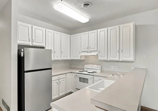 Photo 2 of Single family home for sale at 556 Willoughby Way W, Hopkins, MN 55305 | MLS# 7113452 | Listing updated on 2026-10-10