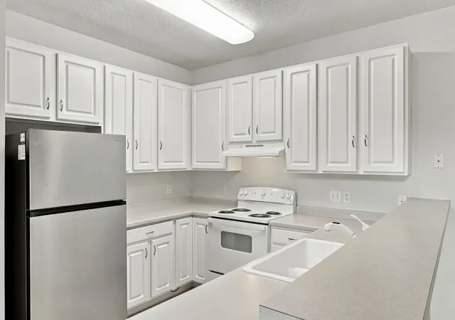 Photo 3 of Single family home for sale at 556 Willoughby Way W, Hopkins, MN 55305 | MLS# 7113452 | Listing updated on 2026-10-10