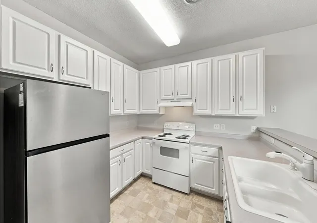 Photo 4 of Single family home for sale at 556 Willoughby Way W, Hopkins, MN 55305 | MLS# 7113452 | Listing updated on 2026-10-10
