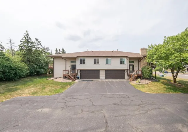Photo 2 of Single family home for sale at 2309 Amberwood Dr, Saint Paul, MN 55125 | MLS# 7113572 | Listing updated on 2026-08-31
