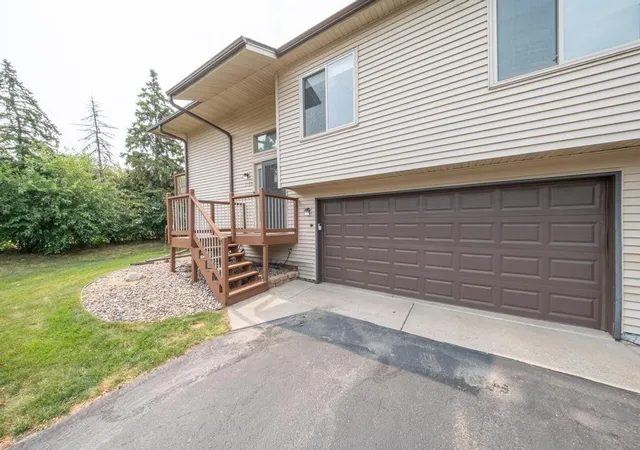 Photo 4 of Single family home for sale at 2309 Amberwood Dr, Saint Paul, MN 55125 | MLS# 7113572 | Listing updated on 2026-08-31