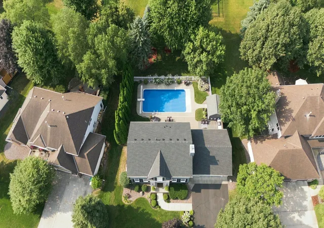 Photo 2 of Sale Pending at 352 Wyndham Cir E, Saint Paul, MN 55112 | MLS# 7113595 | Listing updated on 2026-08-10
