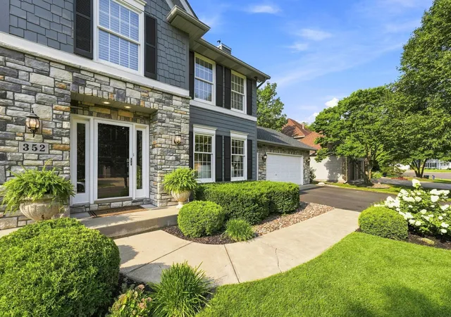 Photo 4 of Sale Pending at 352 Wyndham Cir E, Saint Paul, MN 55112 | MLS# 7113595 | Listing updated on 2026-08-10
