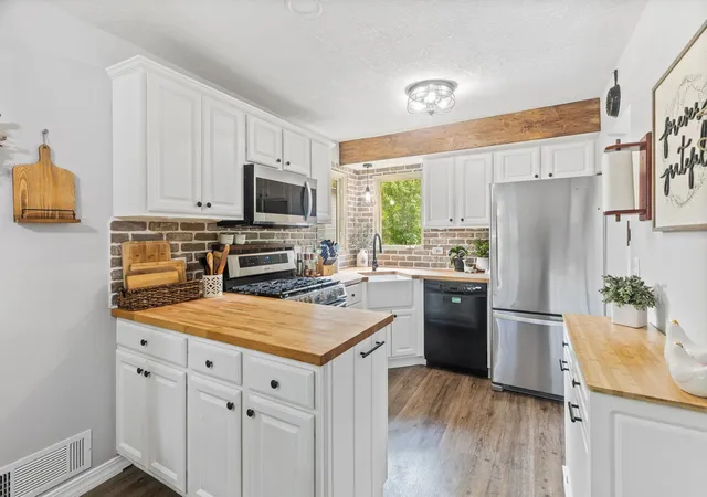 Photo 4 of Single family home for sale at 1716 County Rd C E, Saint Paul, MN 55109 | MLS# 7113605 | Listing updated on 2026-08-11