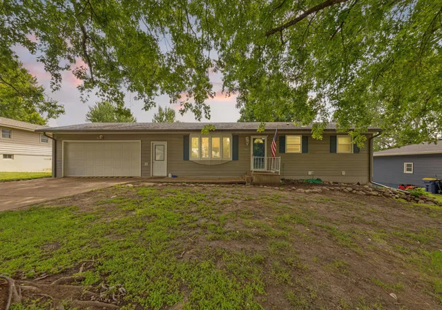 Photo 2 of Single family home for sale at 1401 Summer Ln, Faribault, MN 55021 | MLS# 7113634 | Listing updated on 2026-10-05