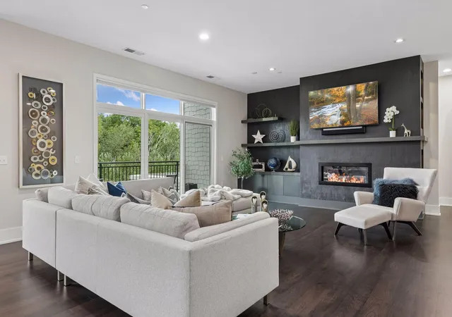 2nd image of 935 Lake St E #202, Wayzata, MN 55391 | MLS# 7113687