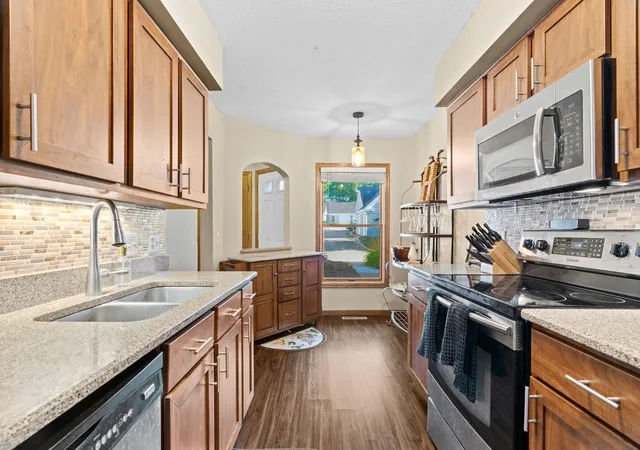 3rd image of 14309 Bedford Dr, Eden Prairie, MN 55346 | MLS# 7113699