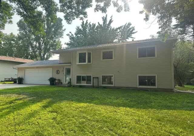 1st image of 1835 Bayview Dr, Albert Lea, MN 56007 | MLS# 7113704