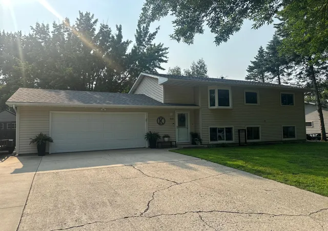 Photo 3 of Sale Pending at 1835 Bayview Dr, Albert Lea, MN 56007 | MLS# 7113704 | Listing updated on 2026-08-31