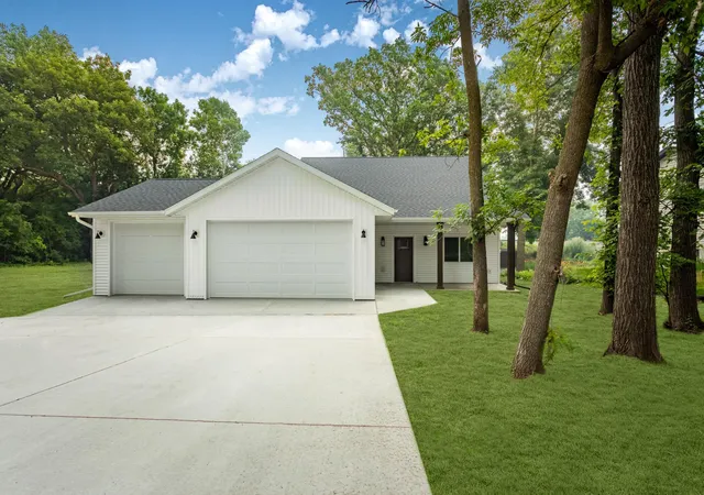 Photo 1 of Single family home for sale at 1011 Nokomis St, Alexandria, MN 56308 | MLS# 7113745 | Listing updated on 2026-09-24