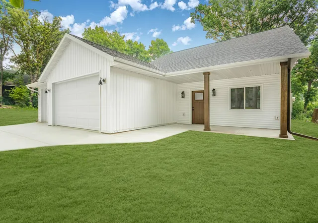 Photo 2 of Single family home for sale at 1011 Nokomis St, Alexandria, MN 56308 | MLS# 7113745 | Listing updated on 2026-09-24