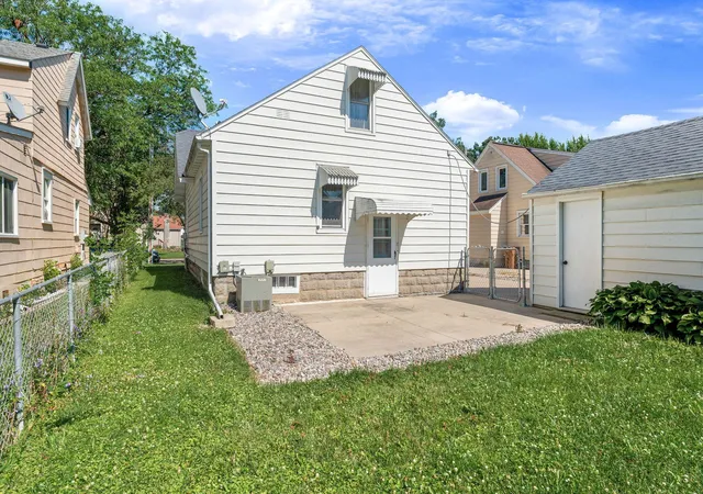 Photo 2 of Single family home for sale at 909 11th Street Nw, Austin, MN 55912 | MLS# 7113788 | Listing updated on 2026-08-25
