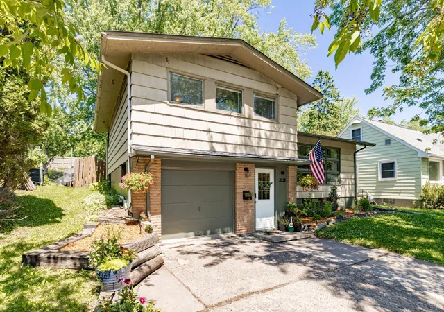 1st image of 4119 Pitt St, Duluth, MN 55804 | MLS# 7113818