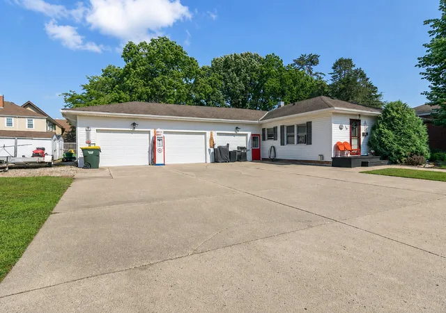 Photo 1 of Single family home for sale at 10 Buck Ave Ne, Madelia, MN 56062 | MLS# 7113877 | Listing updated on 2026-09-22