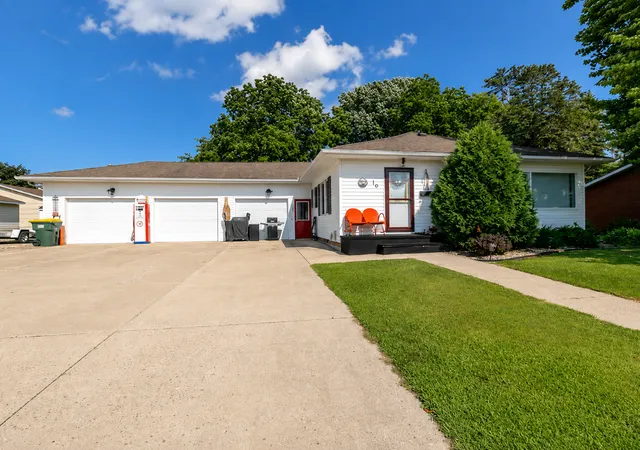 Photo 2 of Single family home for sale at 10 Buck Ave Ne, Madelia, MN 56062 | MLS# 7113877 | Listing updated on 2026-09-22