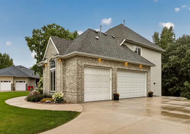 Photo 2 of Sale Pending at 5015 Regal Oak Ln Sw, Rochester, MN 55902 | MLS# 7113936 | Listing updated on 2026-08-20
