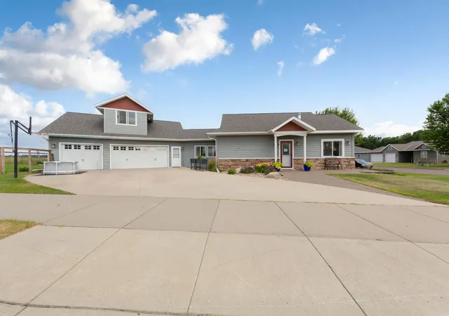 Photo 1 of Single family home for sale at 1700 Wood Duck St, Saint Peter, MN 56082 | MLS# 7114063 | Listing updated on 2026-08-25