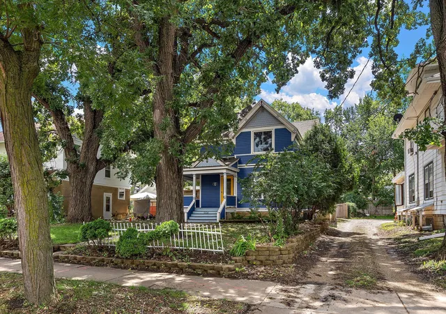 Photo 3 of Single family home for sale at 1004 Center St W, Rochester, MN 55902 | MLS# 7114109 | Listing updated on 2026-09-13