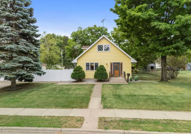 2nd image of 431 4th Ave Sw, Cambridge, MN 55008 | MLS# 7114164