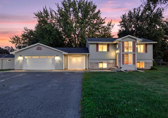 1st image of 720 W 2Nd St, Rush City, MN 55069 | MLS# 7114179