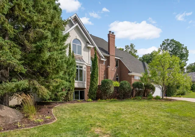 Photo 2 of Single family home for sale at 14709 White Oak Dr, Burnsville, MN 55337 | MLS# 7114206 | Listing updated on 2026-09-14
