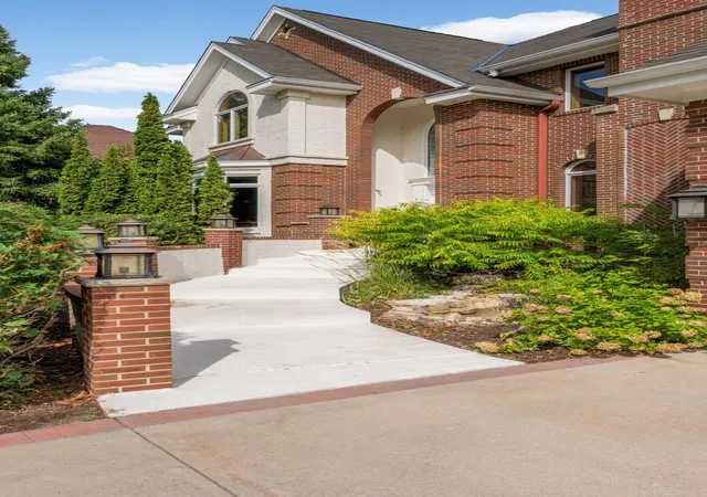 Photo 3 of Single family home for sale at 14709 White Oak Dr, Burnsville, MN 55337 | MLS# 7114206 | Listing updated on 2026-09-14