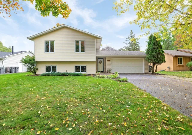 1st image of 10359 Huntington Dr, Eden Prairie, MN 55347 | MLS# 7114307