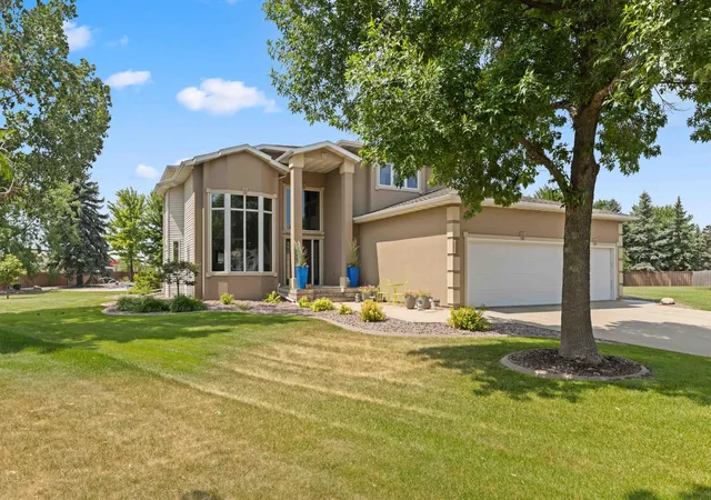 Photo 3 of Single family home for sale at 5039 Rose Crk Pkwy S, Fargo, ND 58104 | MLS# 7114347 | Listing updated on 2026-08-24