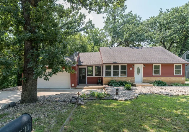 Photo 1 of Sale Pending at 1511 Beaver Ave, Mankato, MN 56001 | MLS# 7114371 | Listing updated on 2026-09-21