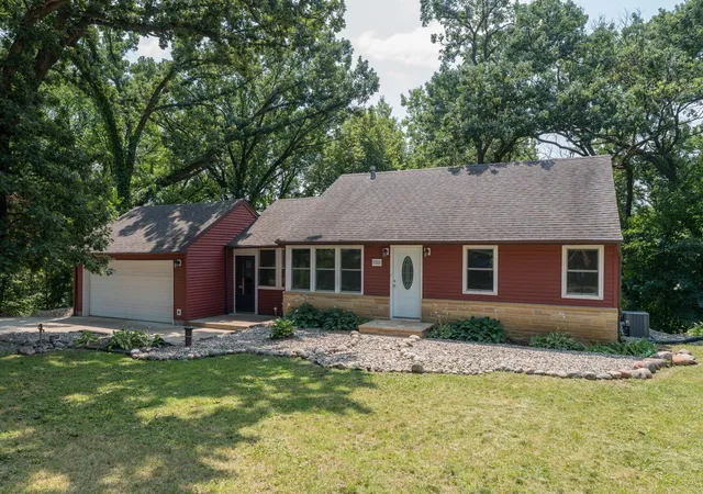 Photo 2 of Sale Pending at 1511 Beaver Ave, Mankato, MN 56001 | MLS# 7114371 | Listing updated on 2026-09-21