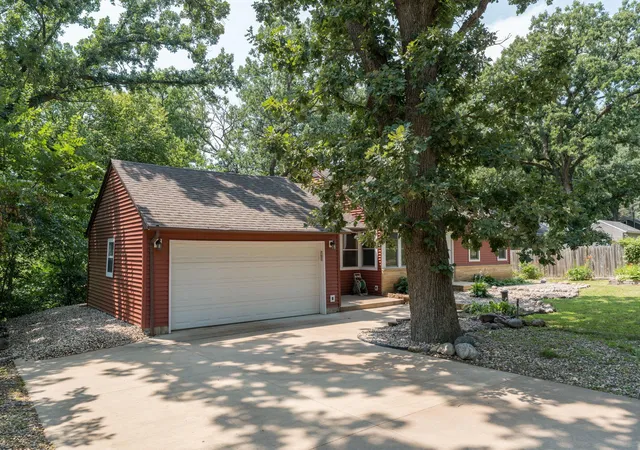Photo 3 of Sale Pending at 1511 Beaver Ave, Mankato, MN 56001 | MLS# 7114371 | Listing updated on 2026-09-21