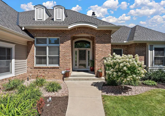 Photo 3 of Sale Pending at 8072 Enclave Cir, Saint Paul, MN 55125 | MLS# 7114457 | Listing updated on 2026-09-04