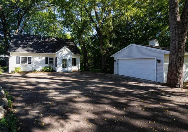 Photo 3 of Single family home for sale at 26270 Smithtown Rd, Excelsior, MN 55331 | MLS# 7114466 | Listing updated on 2026-10-07