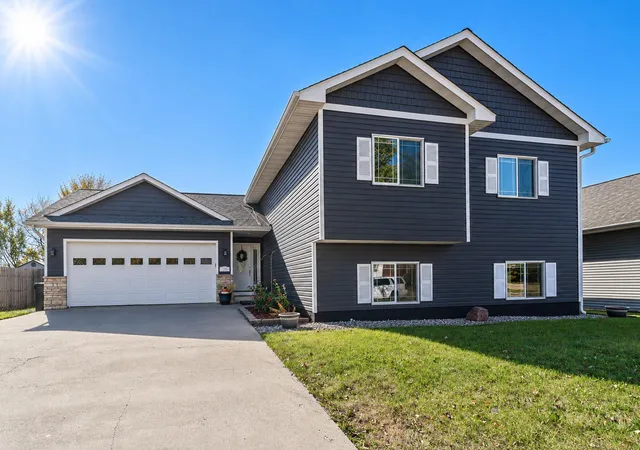 Photo 1 of Single family home for sale at 109 Cougar Dr, Mankato, MN 56001 | MLS# 7114477 | Listing updated on 2026-10-19
