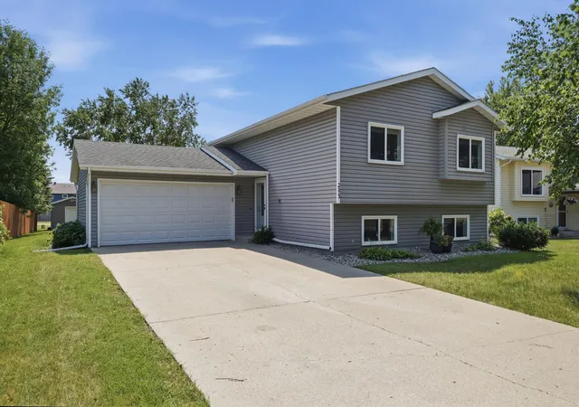 Photo 1 of Single family home for sale at 2523 33rd Avenue S, Moorhead, MN 56560 | MLS# 7114478 | Listing updated on 2026-09-17
