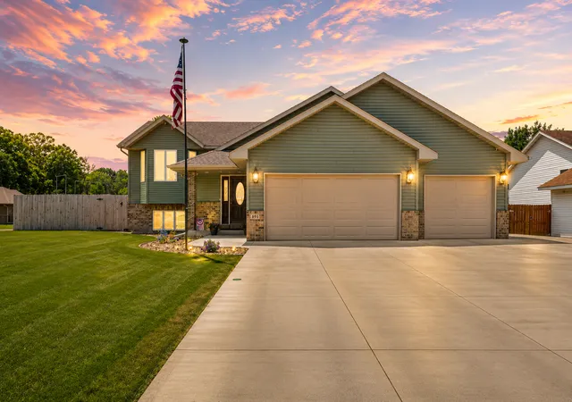 1st image of 895 Lee St Ne, Owatonna, MN 55060 | MLS# 7114490