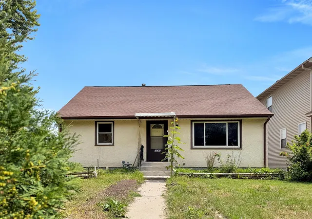 Photo 2 of Sale Pending at 1644 Woodbridge St, Saint Paul, MN 55117 | MLS# 7114510 | Listing updated on 2026-08-04