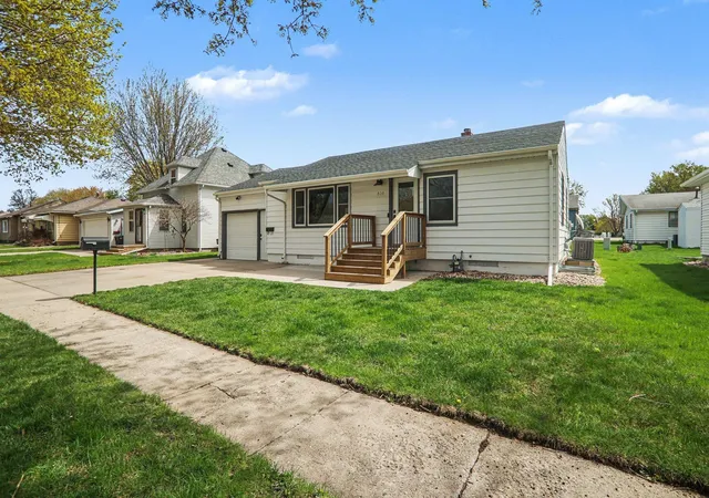 Photo 3 of Single family home for sale at 808 N Oakley St, Luverne, MN 56156 | MLS# 7114695 | Listing updated on 2026-08-21