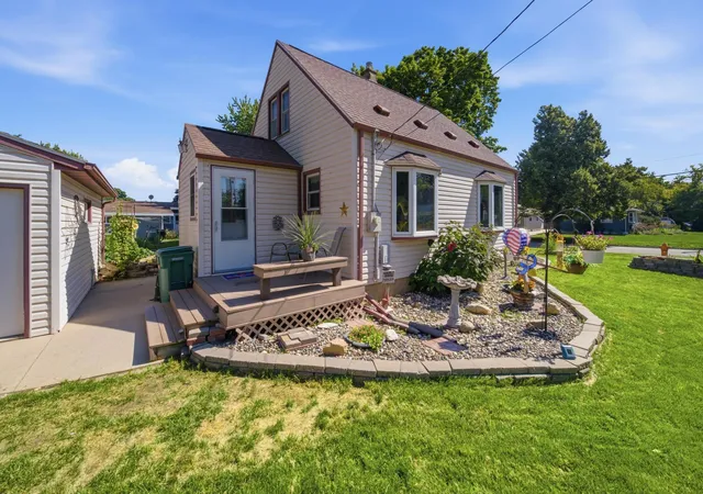 Photo 2 of Single family home for sale at 1253 8th Avenue Se, Rochester, MN 55904 | MLS# 7114696 | Listing updated on 2026-08-31