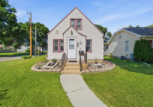 Photo 3 of Single family home for sale at 1253 8th Avenue Se, Rochester, MN 55904 | MLS# 7114696 | Listing updated on 2026-08-31