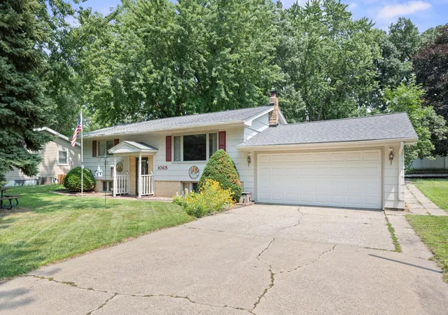 Photo 1 of Sale Pending at 1065 Sherwood St Se, Hutchinson, MN 55350 | MLS# 7114702 | Listing updated on 2026-08-19